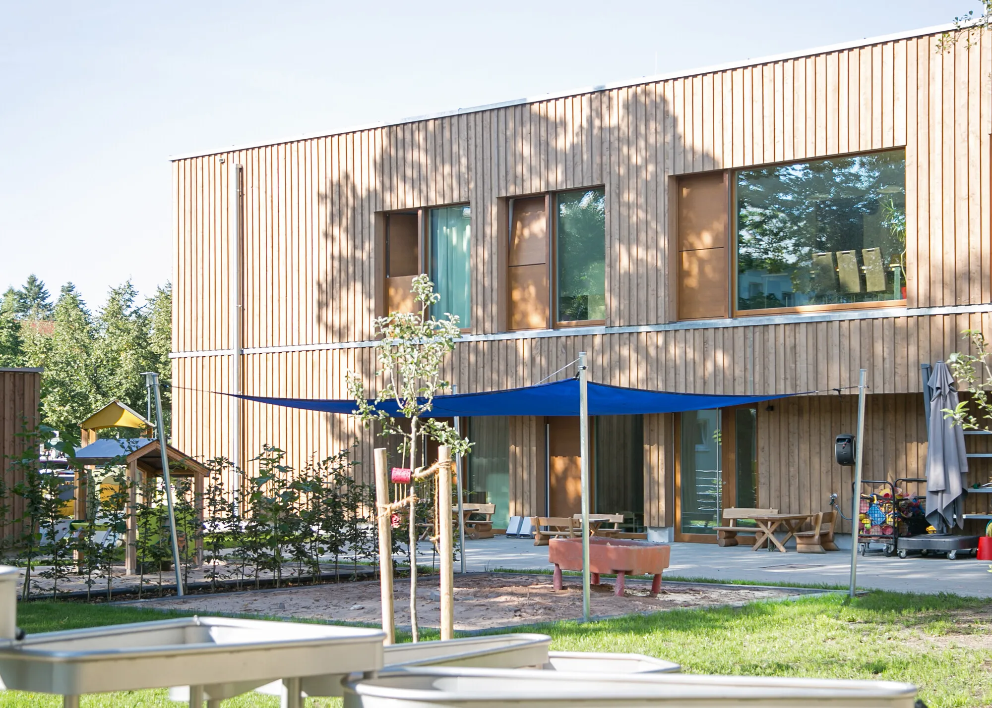 Außenbereich mit Klettergerüst, Sandkasten und Garten